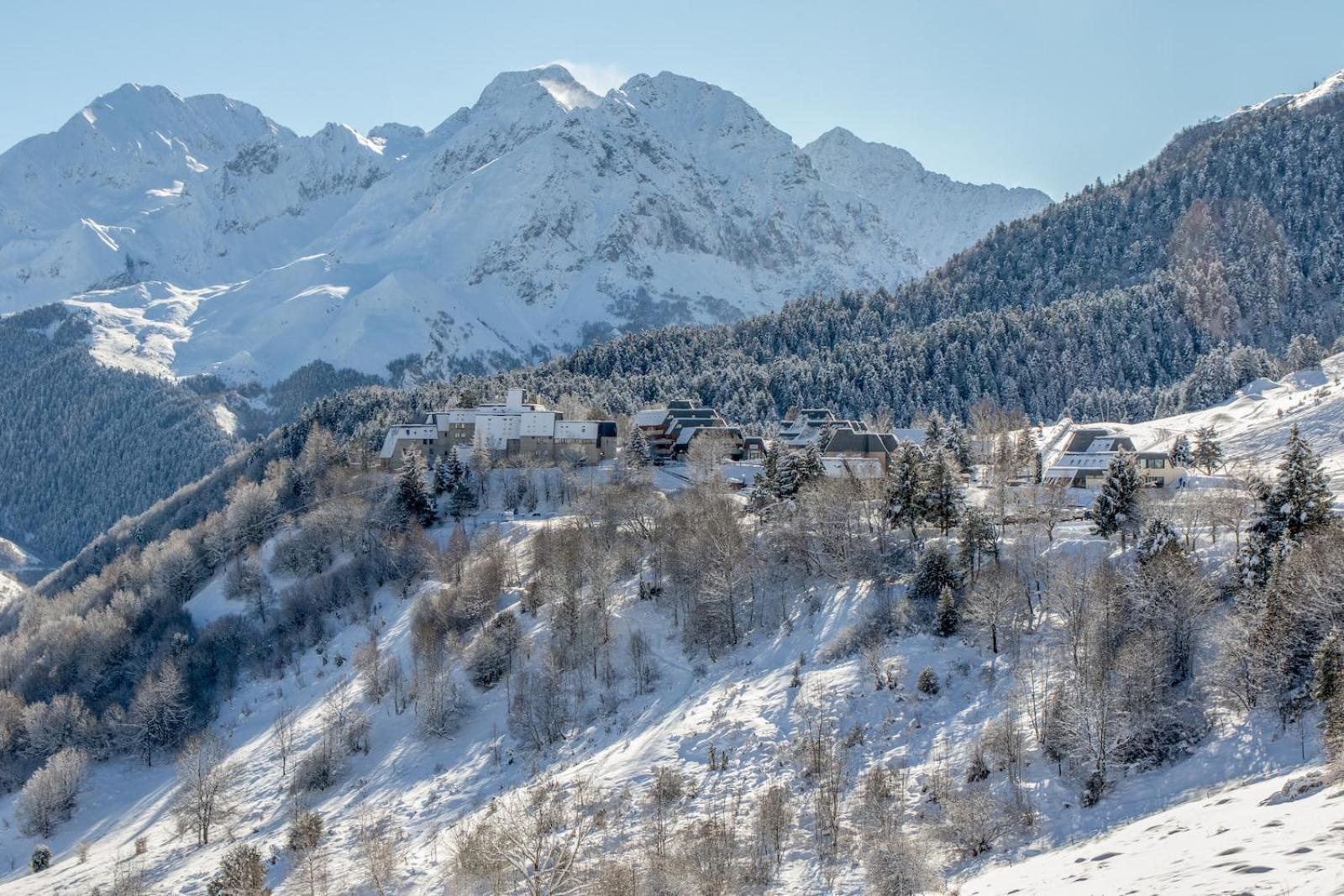 Detente et convivialite au pied des montagnes Génos Extérieur photo