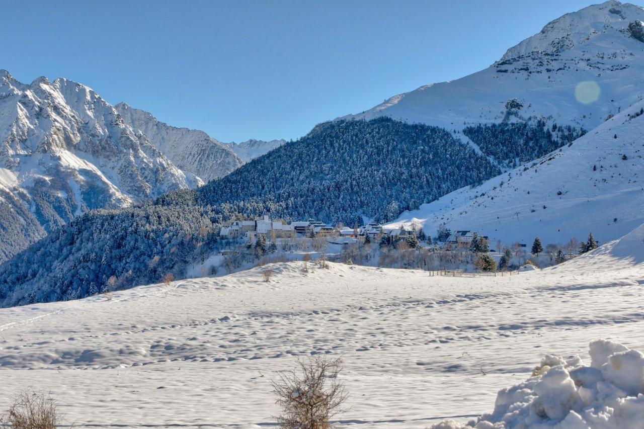 Detente et convivialite au pied des montagnes Génos Extérieur photo