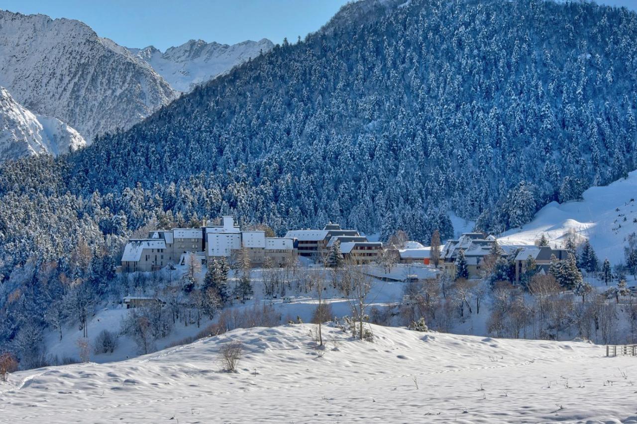 Detente et convivialite au pied des montagnes Génos Extérieur photo